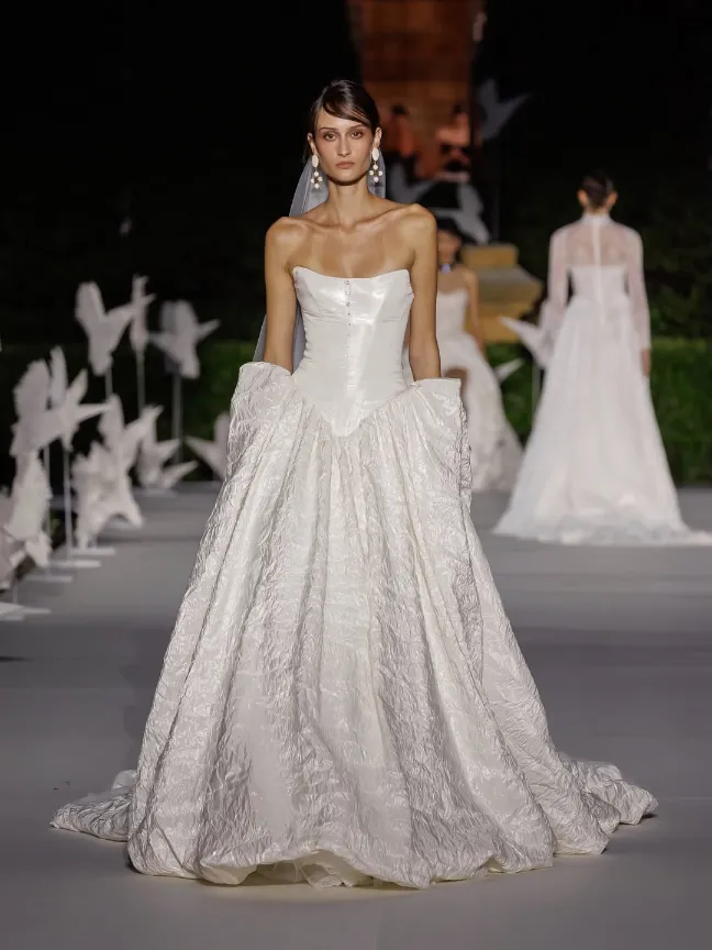 vestido de noiva tendencia com corset e saia volumosa