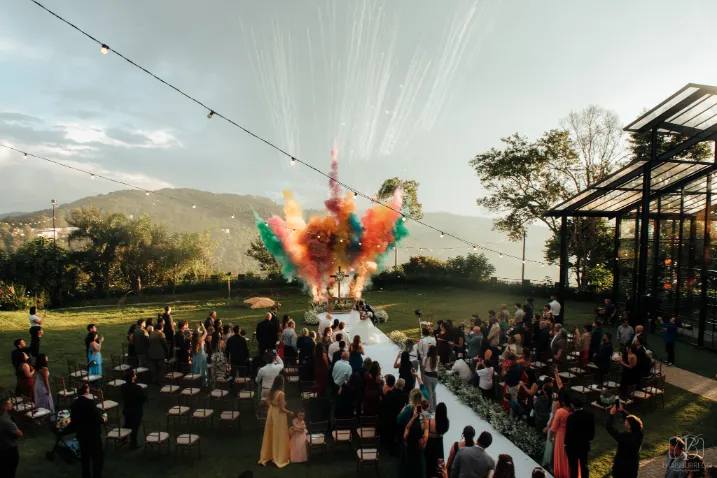 cerimonia de casamento intimista com fuma&ccedil;a colorida