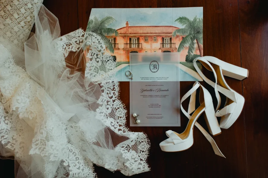 convite de casamento ao lado de sandalia e robe