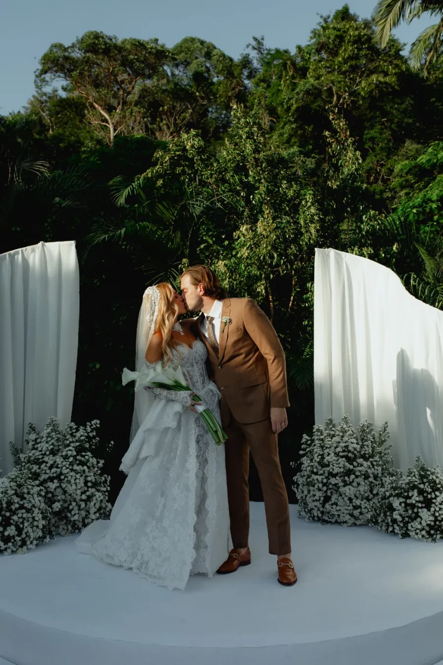 noivos se beijando no altar
