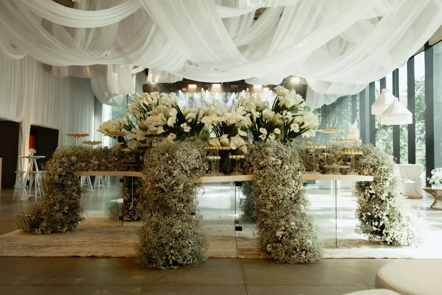mesa do bolo maximalista e moderna para casamento