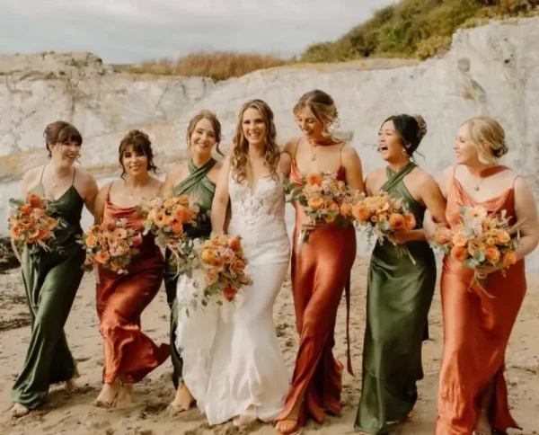 capa post: noiva caminhando ao lado das madrinhas de vestidos verde e terracota