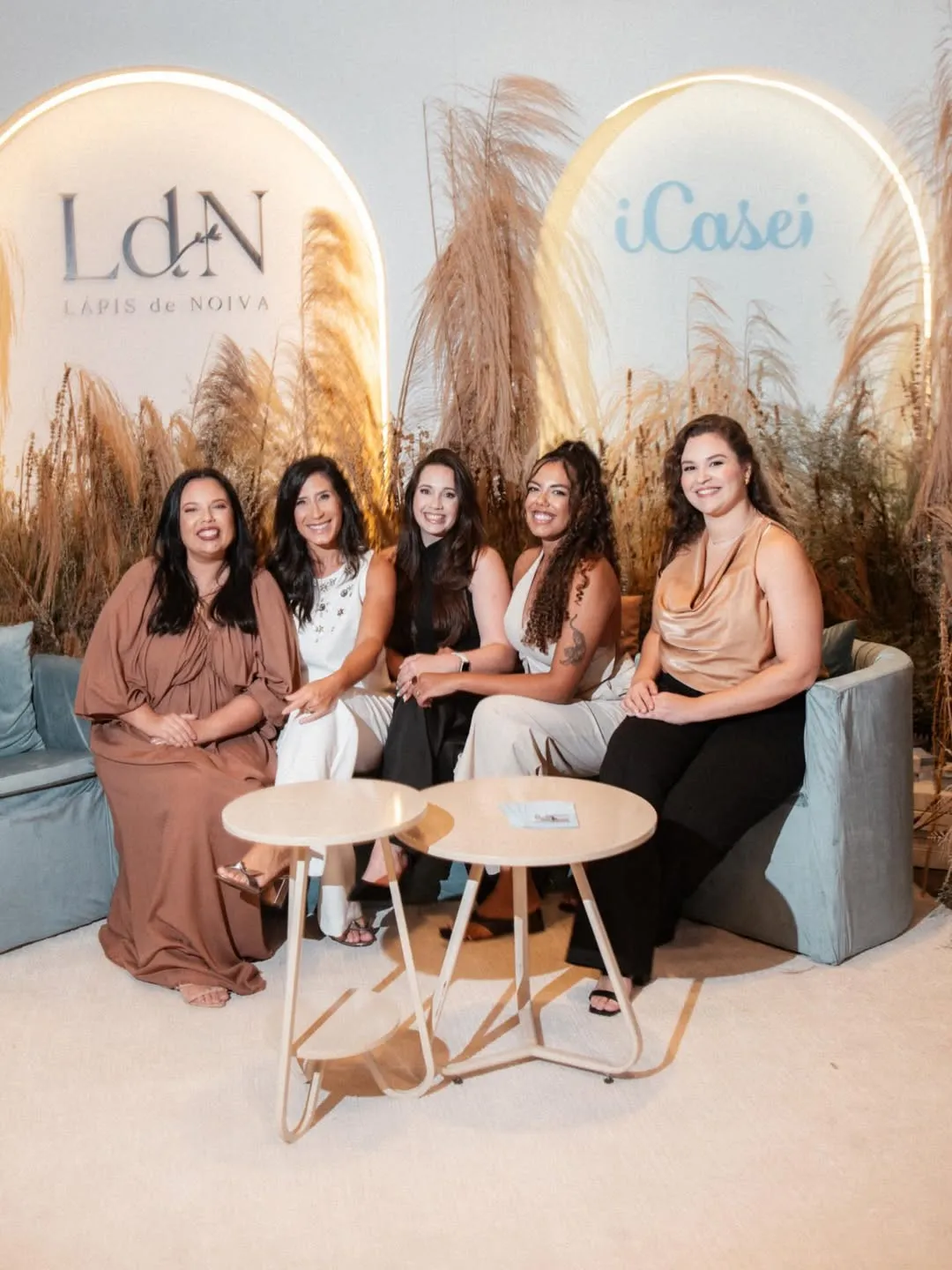 convidadas sentadas no sof&aacute;