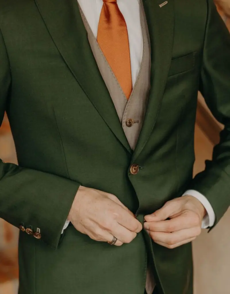 noivo com terno verde