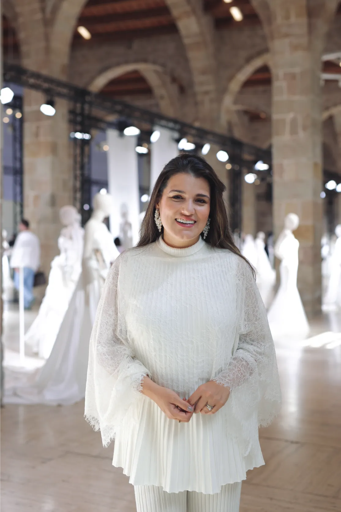 mulher com bata branca em sal&atilde;o