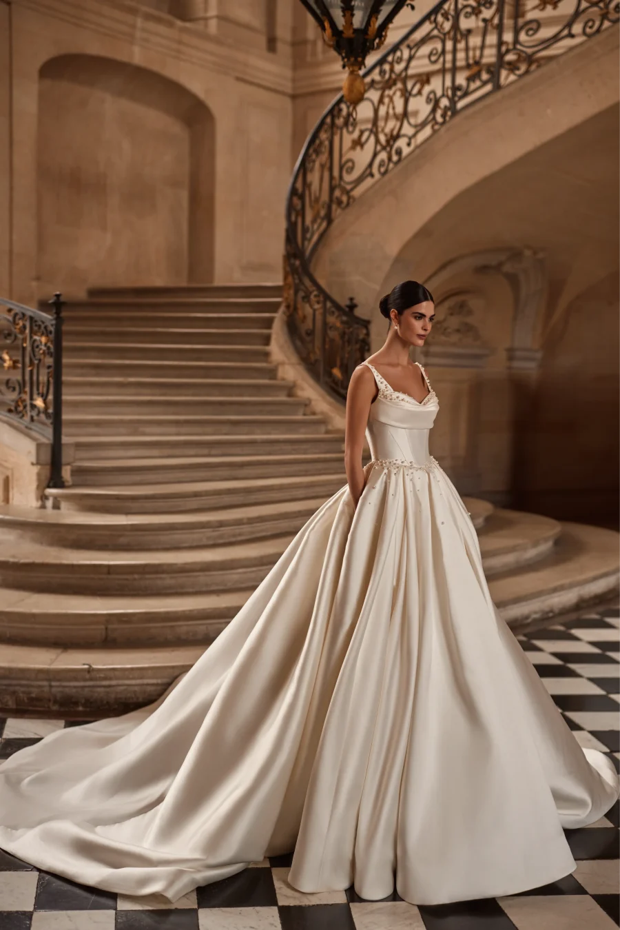 vestido de noiva tendencia com cauda longa