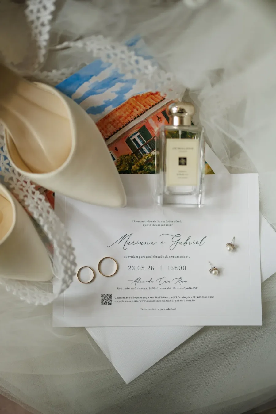 convite de casamento ao lado de sapato e perfume