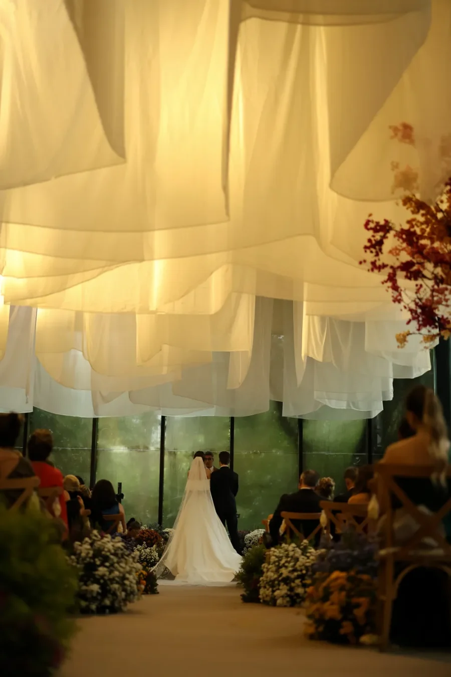 cerimonia de casamento delicado no sal&atilde;o
