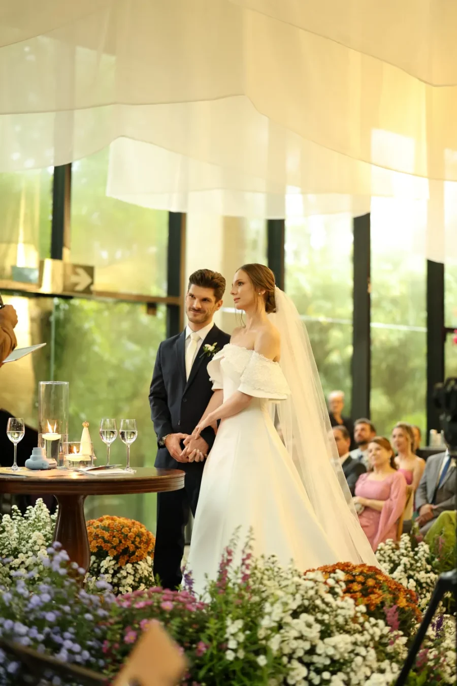 noivos na cerimonia de casamento delicado no sal&atilde;o