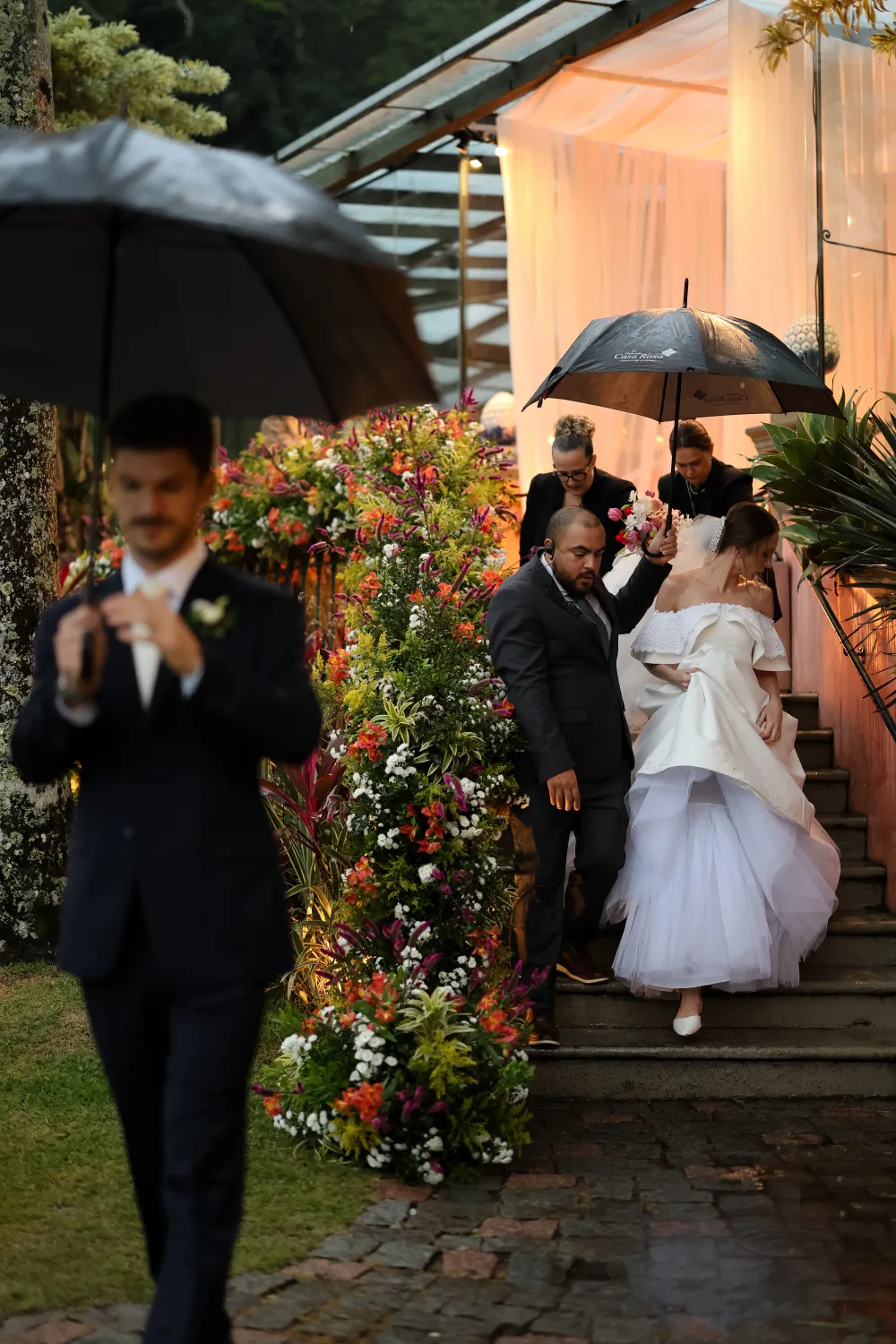 cerimonialista levando noiva ao altar