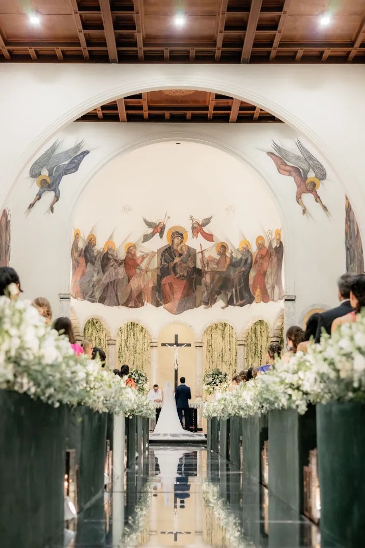 noivos em casamento na igreja