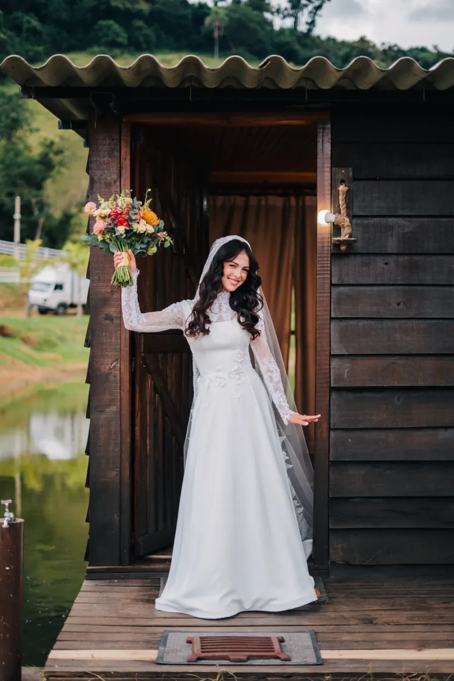mulher com vestido de noiva para casamento romantico floral
