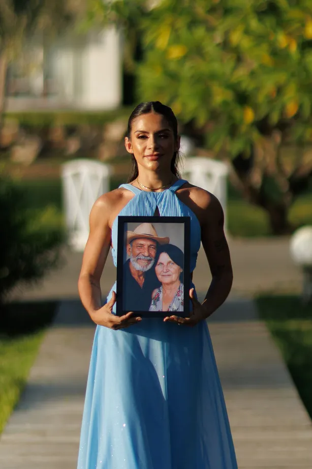 entrada da madrinha com quadro de homenagem postuma