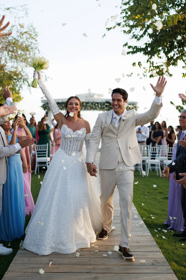 noivos na saída do casamento
