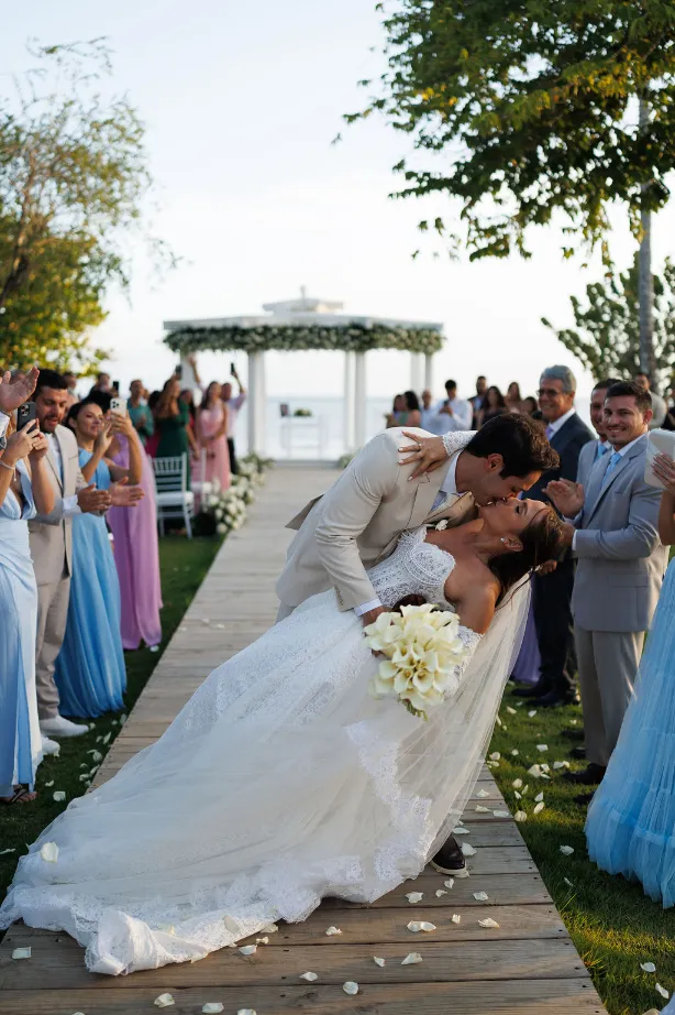 noivos se bijando no destination wedding na republica dominicana