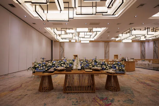 mesa de bolo de casamento decorada no salão em destination wedding na republica dominicana