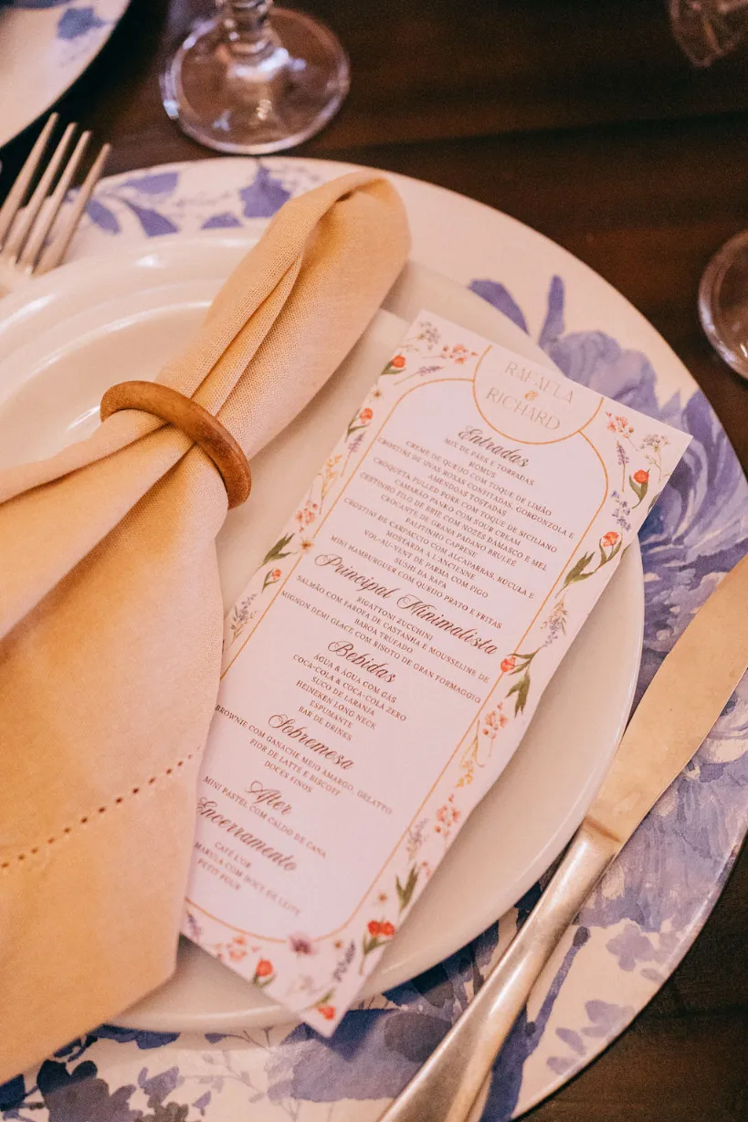 prato com guardanapo e menu personalizado