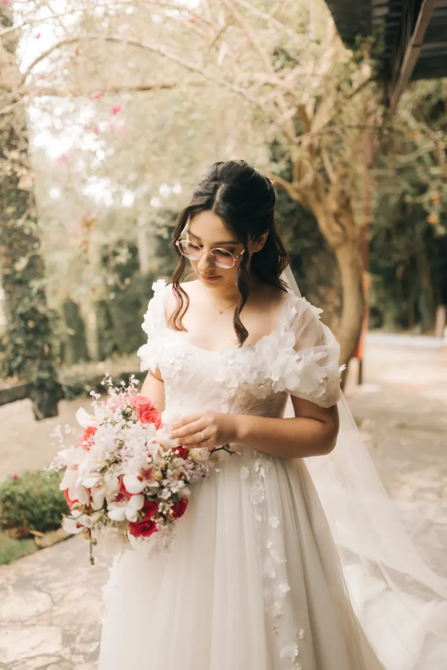 noiva com buque branco e vermelho