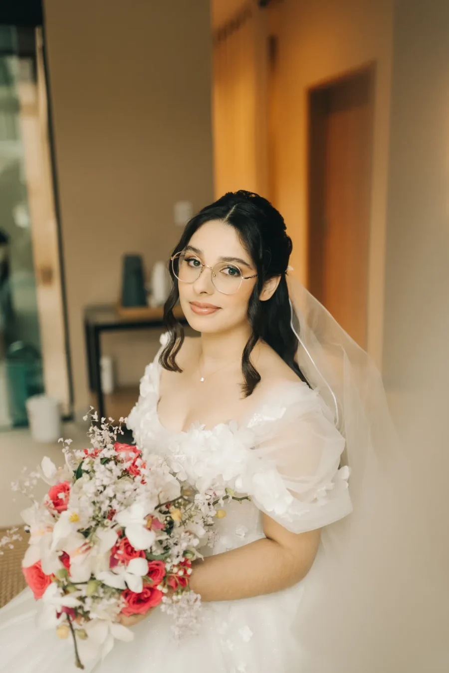 noiva de óculos e com buquê