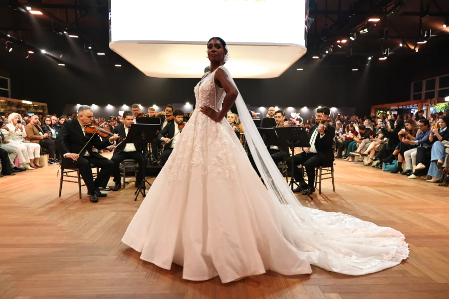 desfile de vestido de noiva com modelo com bordado