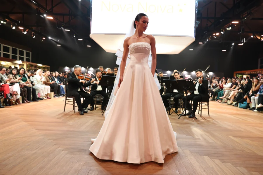 desfile de vestido de noiva com modelo tomara que caia