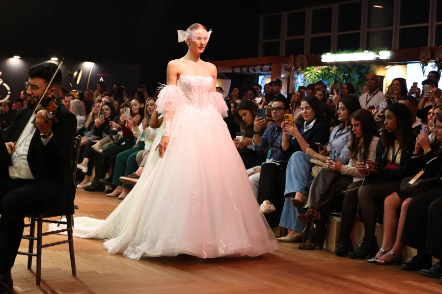 desfile de vestido de noiva com modelo maximalista