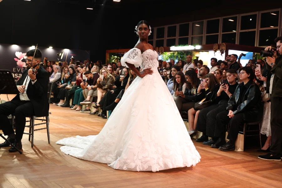 desfile de vestido de noiva com modelo com manga removivel