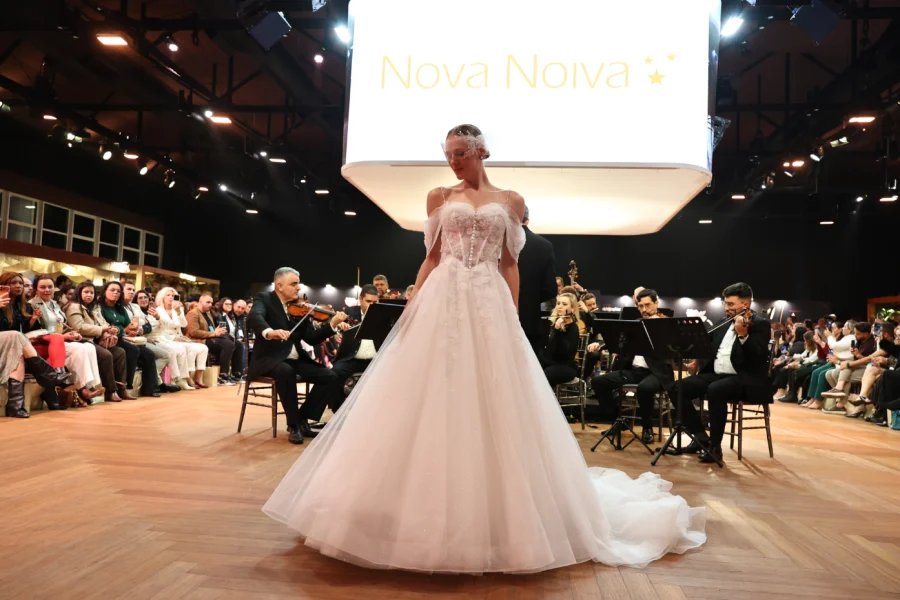 desfile de vestido de noiva com modelo com saia de tule