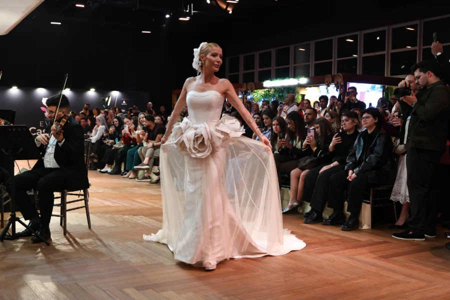 desfile de vestido de noiva com modelo com aplqiue floral