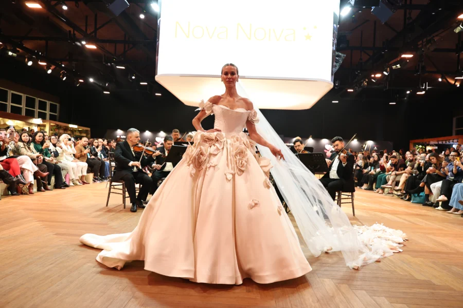 desfile de vestido de noiva com modelo maximalista