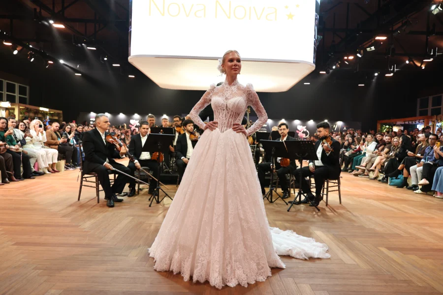 desfile de vestido de noiva com modelo com manga longa