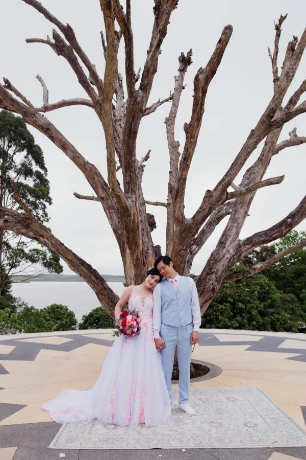 casal em frente a arvore no casamento