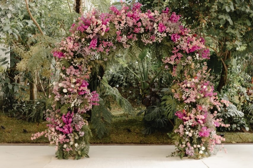 altar com flores rosa e branco