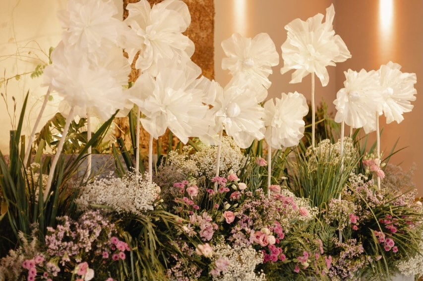 arranjos florais rosas e branco com flores de papel