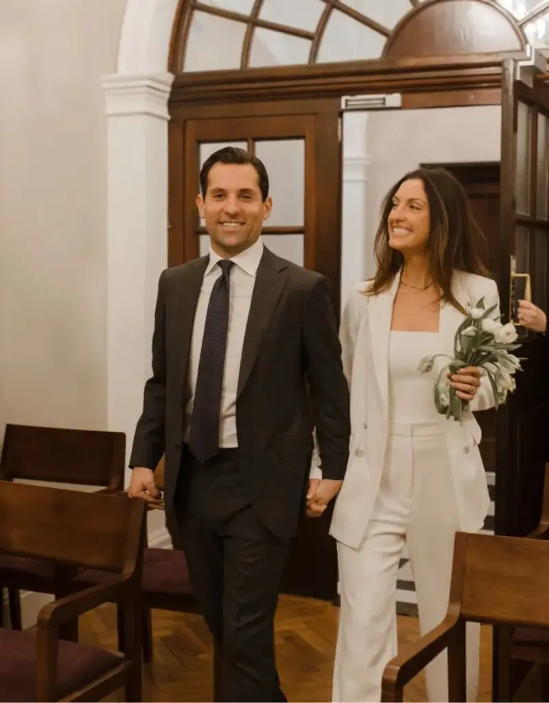 noivos entrando em cartório casamento civil