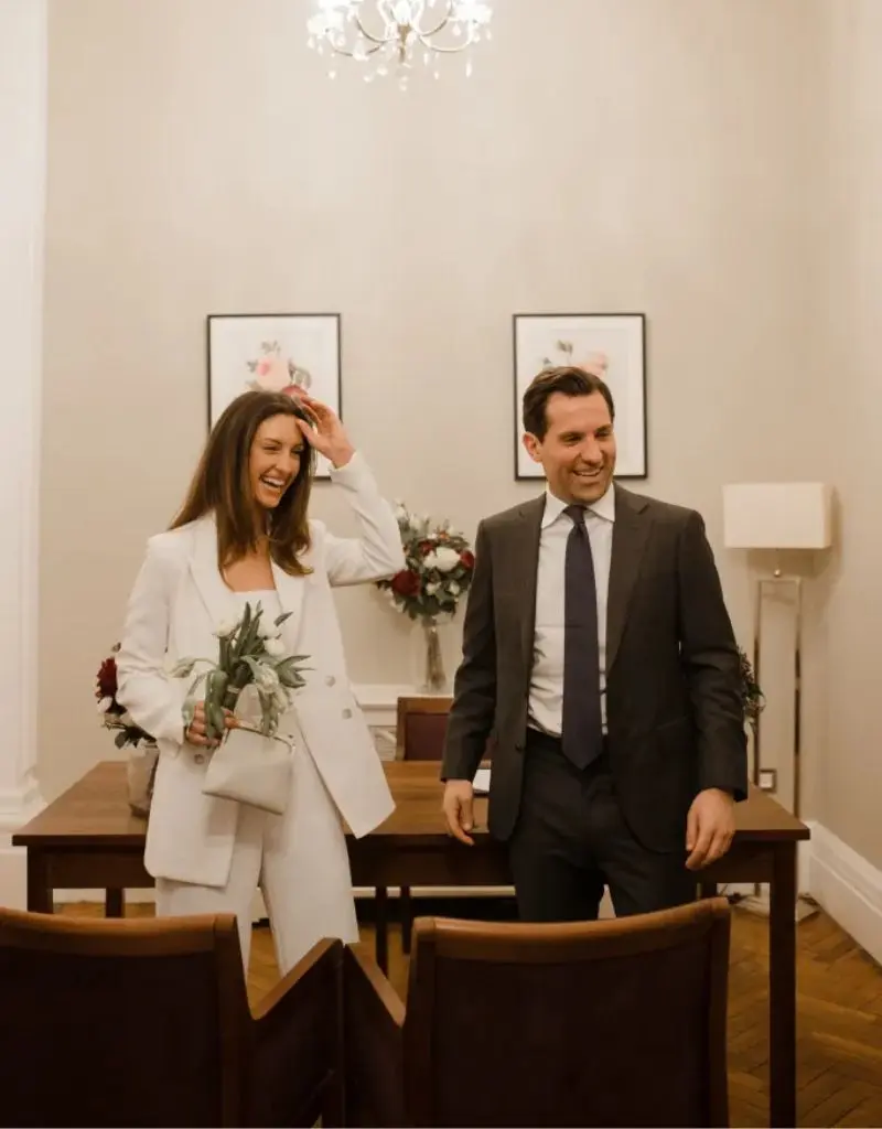 noivos sendo filmados em casamento civil