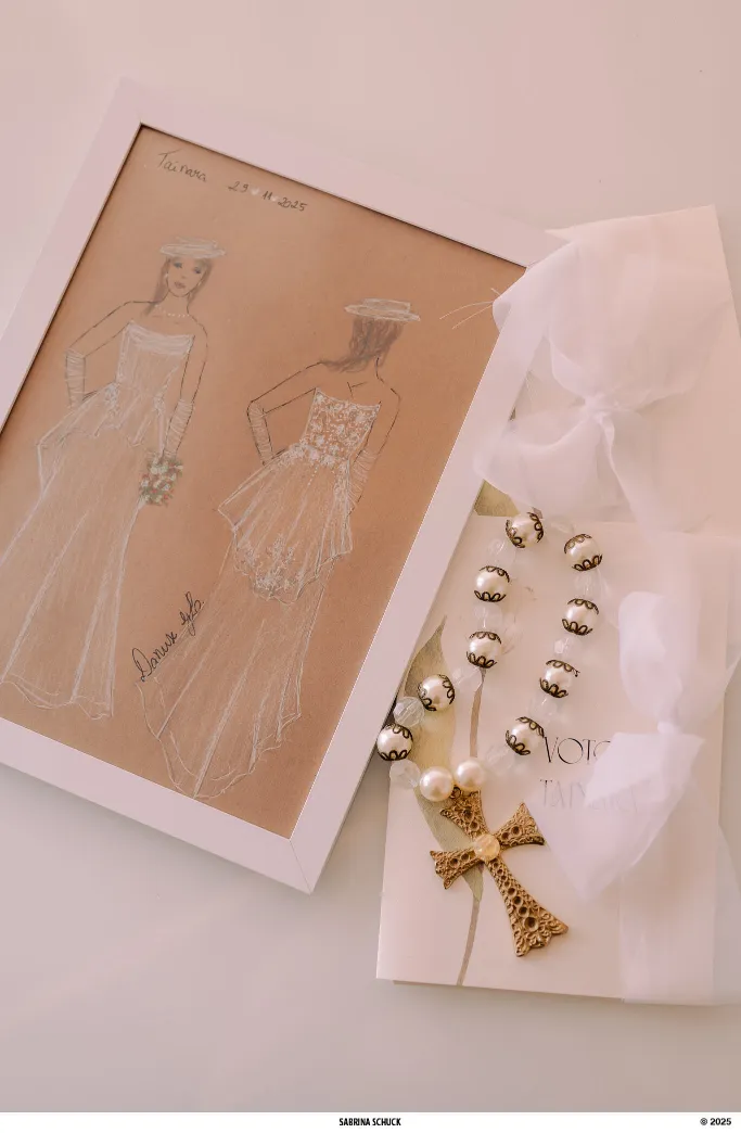 quadro com rascunho de vestido de noiva