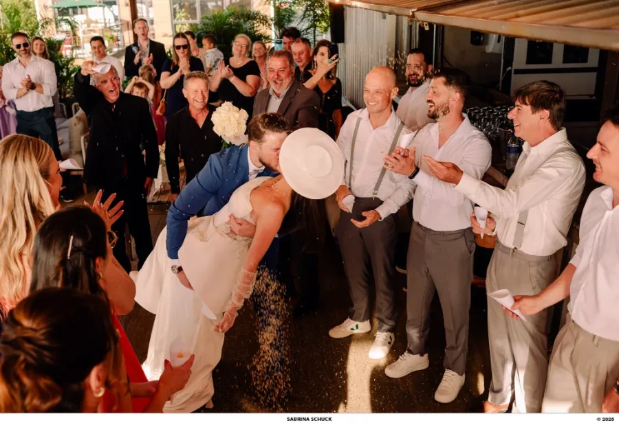 noivos se beijando no mini wedding