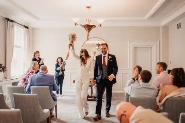 capa post: vídeo de casamento em cartório no momento da saída