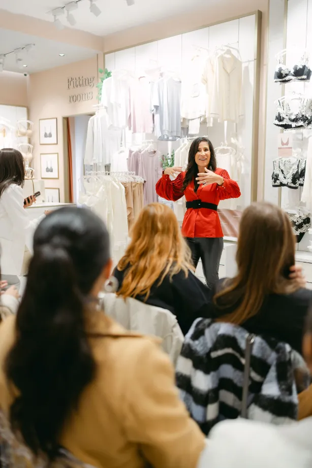 lorena carvalho falando em evento da intimissimi