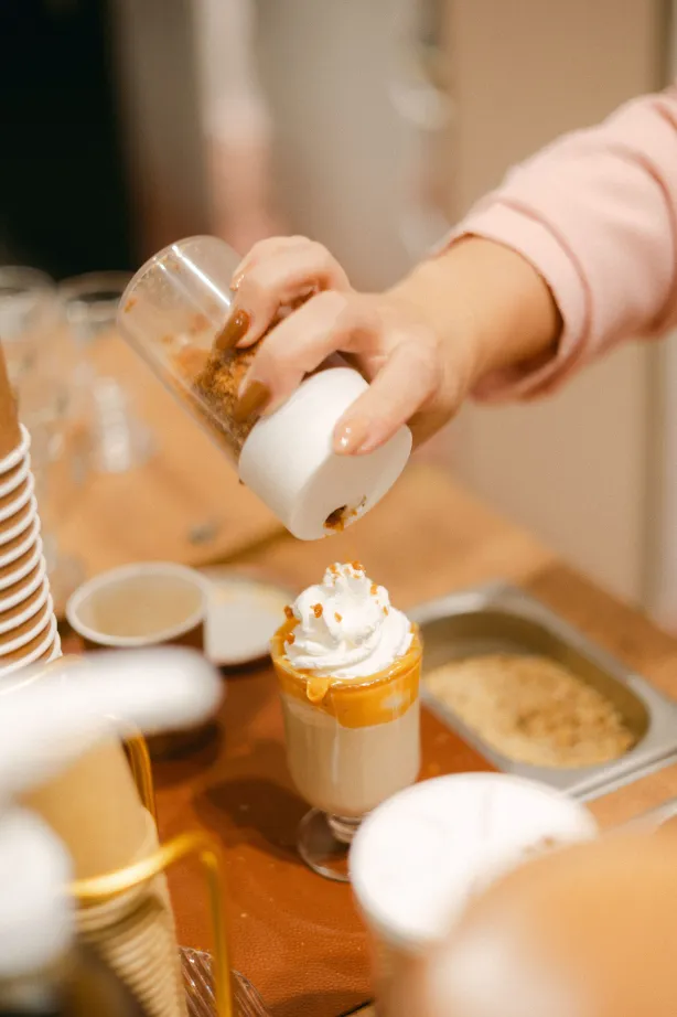 pessoa preparando caf&eacute;