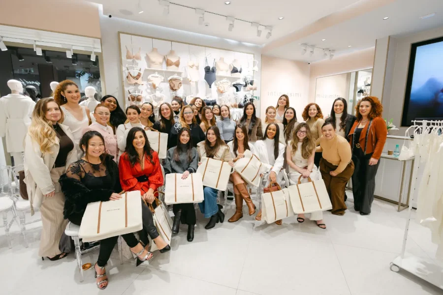 noivas na loja de lingerie