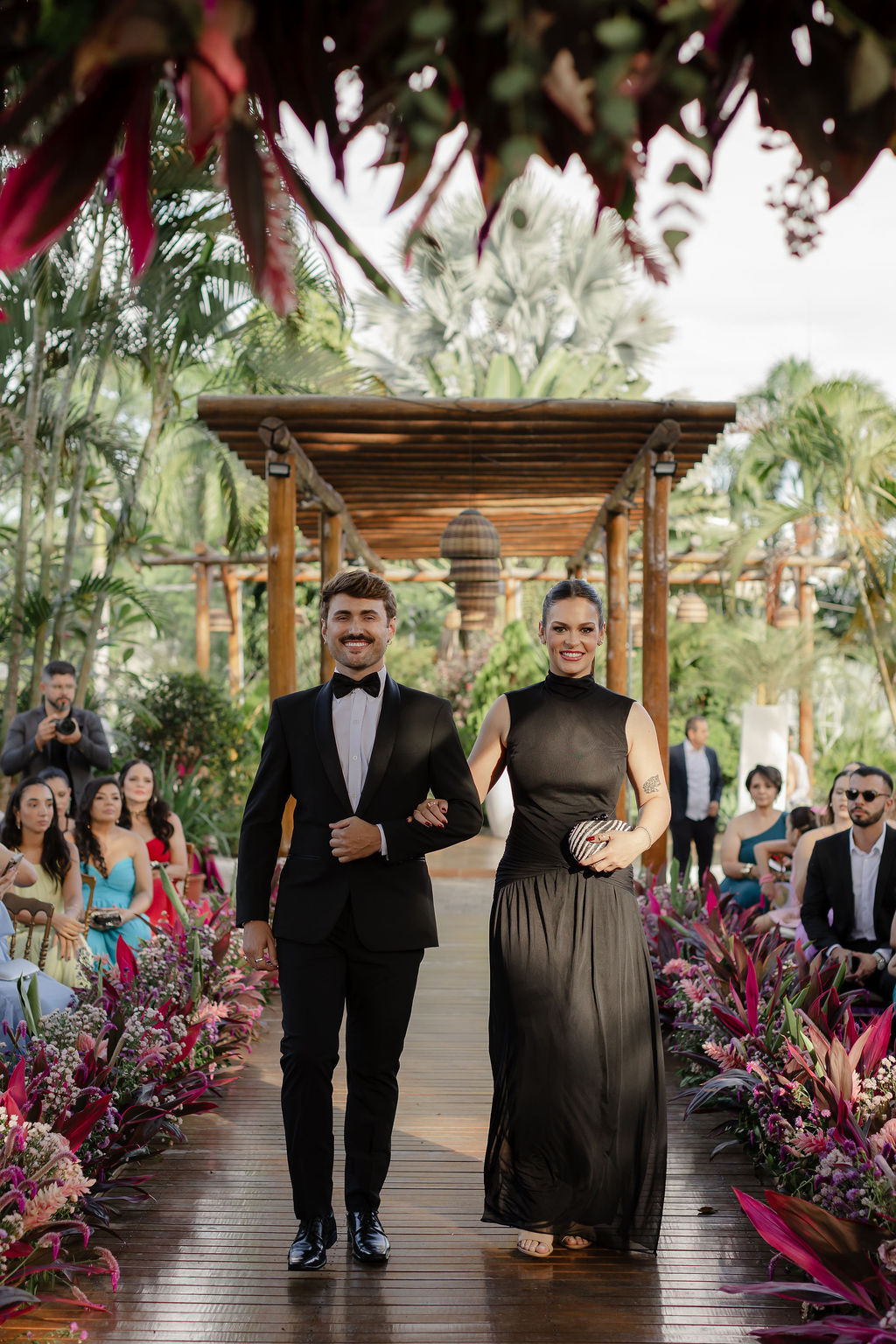 entrada dos padrinhos e madrinhas de preto