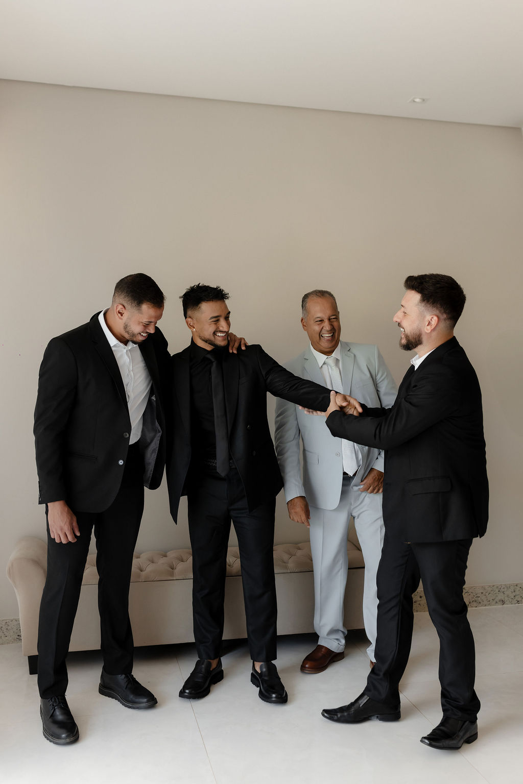 noivo ao lado do pai e padrinhos de preto