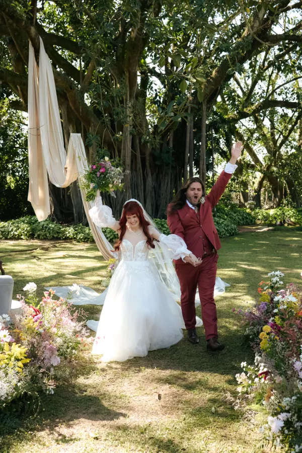 saída dos noivos no casamento no jardim