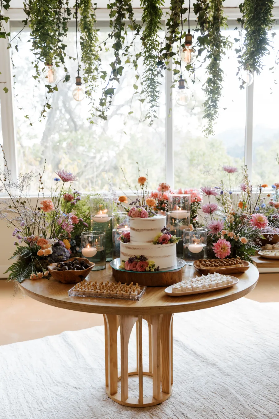 mesa do bolo de casamento com flores rosas
