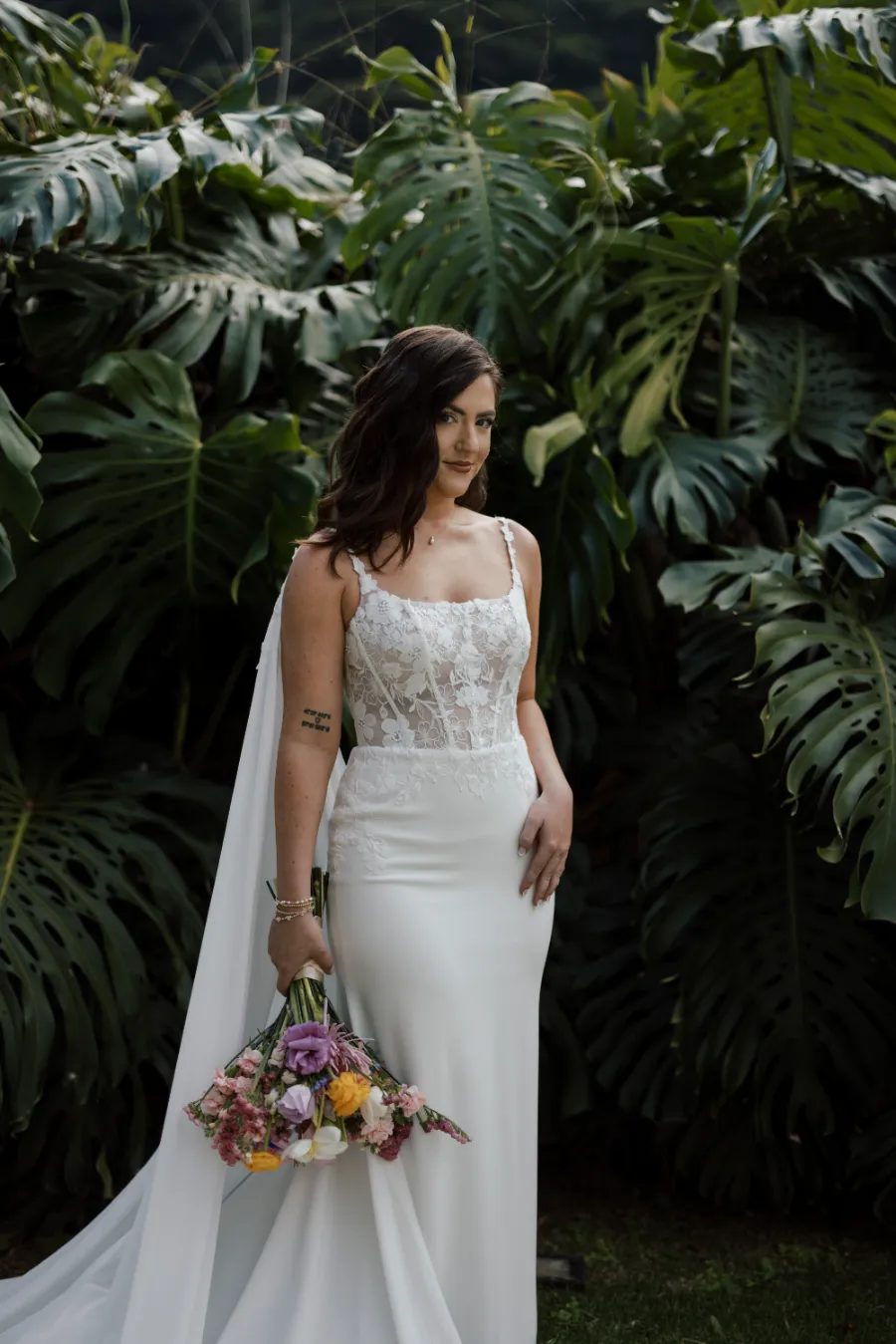 mulher com vestido de noiva com buque colorido