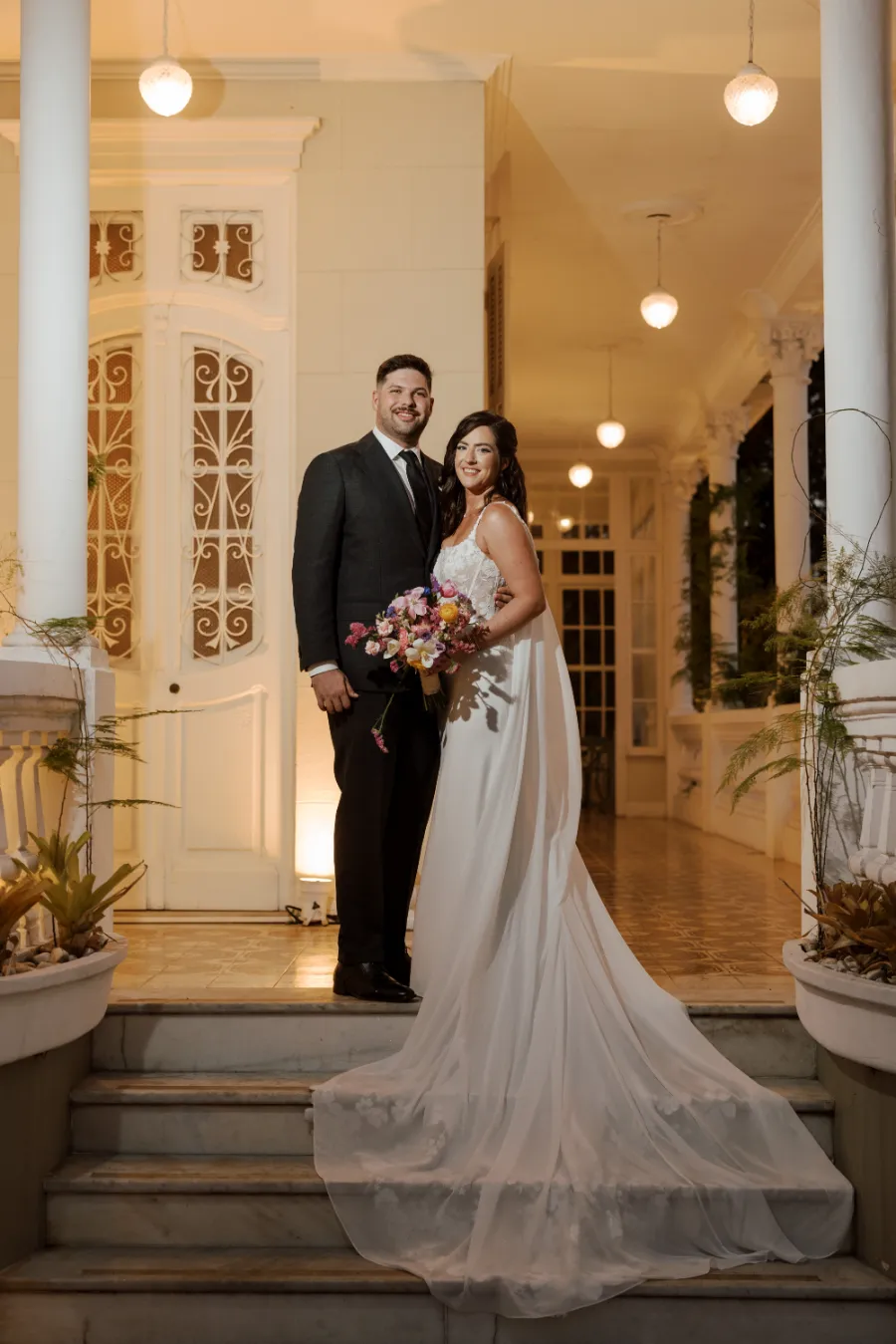 noivos na escada em destination wedding no rio de janeiro