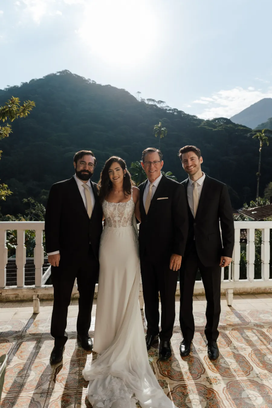 noiva ao lado de padrinhos de terno preto