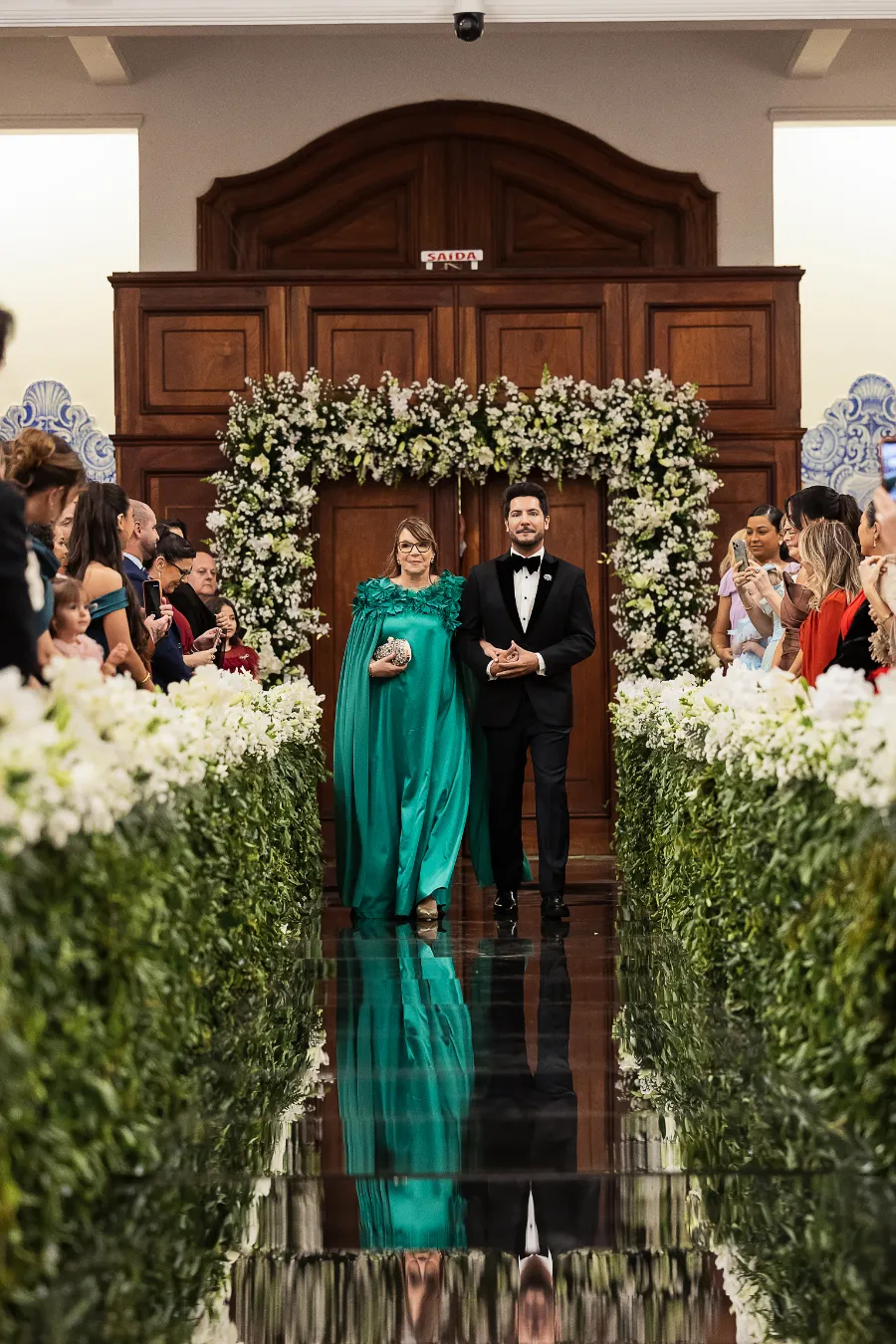 entrada do noivo com a m&atilde;e com vestido verde
